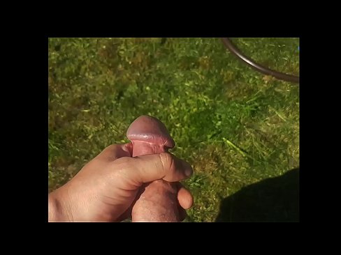 ❤️ Vroča lepotica dobi svojo rožnato pičko, ki jo jebe, in se zraven cmeri s curkom na poletnem vrtu Porn video na sl.sexafinkarasskaz.ru ❌